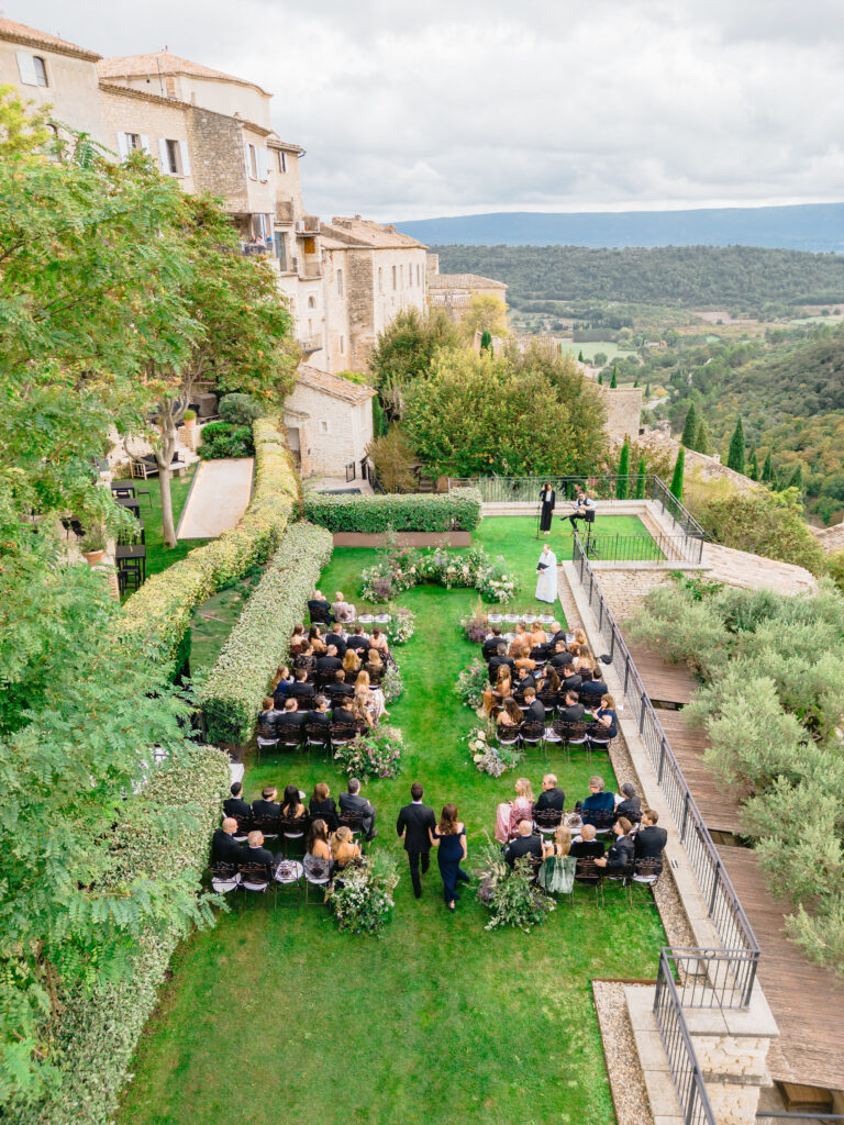 Cérémonie de mariage romantique en plein air, organisée par By Mademoiselle C dans un domaine privé en Provence. L'atmosphère élégante et sophistiquée, entourée de verdure et de vues panoramiques, crée un cadre parfait pour une célébration grandiose. Ce mariage sur mesure promet une expérience unique, alliant luxe et charme dans un lieu d'exception.