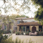 Un cadre romantique et élégant dans un domaine privé en Provence, parfait pour une cérémonie de luxe. Ce lieu exceptionnel, entouré de verdure et de fleurs, est idéal pour un mariage sur mesure. Avec ses murs en pierre et son ambiance chaleureuse, il offre un cadre sophistiqué pour une célébration grandiose. By Mademoiselle C crée des événements uniques dans des endroits enchanteurs, garantissant un rêve de mariage inoubliable sur la Côte d'Azur et en Corse