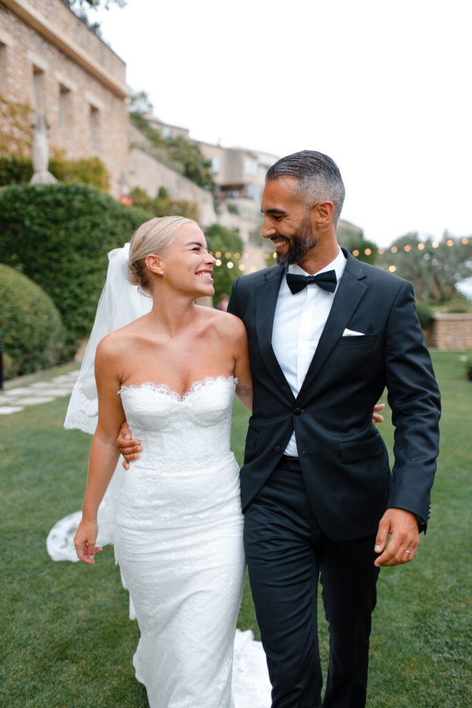 Un couple rayonnant lors de leur mariage romantique dans un jardin élégant, organisé par By Mademoiselle C. Cette cérémonie de luxe, nichée dans un domaine privé en Provence, incarne l'essence d'un événement sur mesure. Avec des vues imprenables sur les montagnes, chaque détail de cette célébration grandiose a été pensé pour créer un rêve inoubliable.