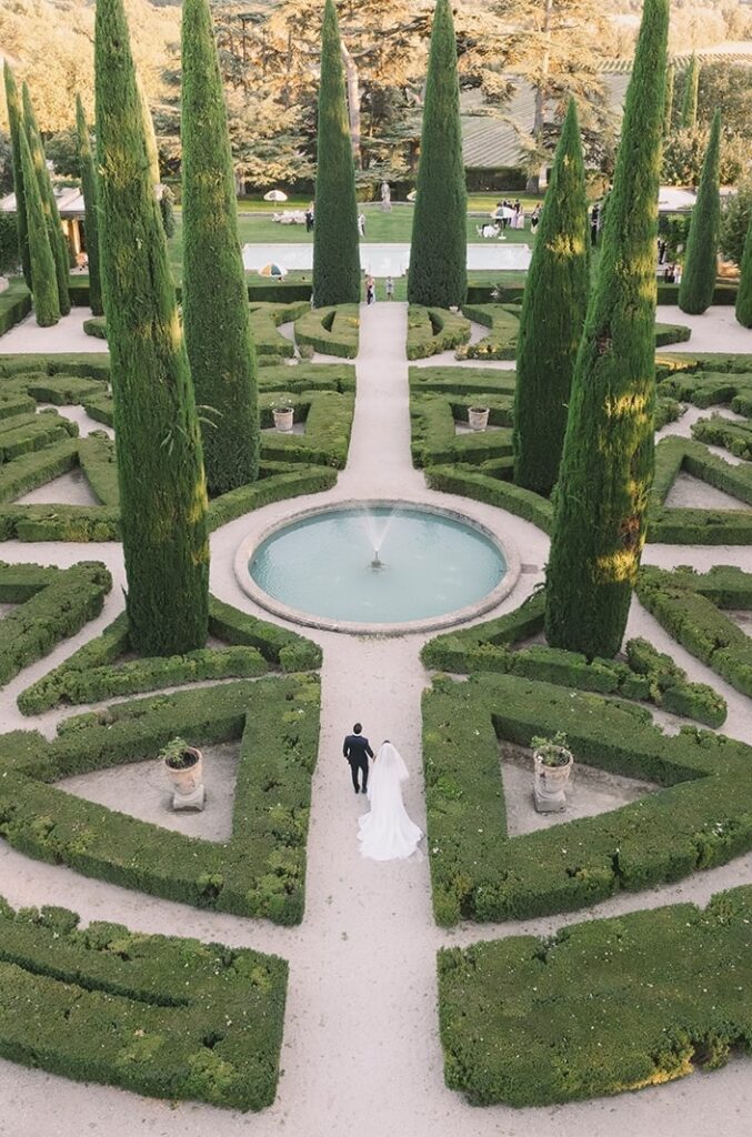 Dans un cadre romantique et élégant, ce jardin paysager offre le décor parfait pour une cérémonie de mariage de luxe en Provence. Avec ses allées sinueuses et sa fontaine apaisante, cet espace unique est idéal pour une célébration sur mesure. By Mademoiselle C crée des événements exceptionnels, transformant chaque rêve de mariage en une réalité inoubliable.