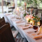 Table élégamment dressée pour un mariage de luxe dans un domaine privé en Provence, Côte d'Azur et Corse. Les bougies scintillantes et les fleurs délicates créent une ambiance romantique pour une célébration grandiose. Chaque détail est soigneusement pensé pour un événement sur mesure, offrant un cadre sophistiqué pour un rêve de mariage inoubliable. Ce décor exceptionnel met en avant l'expertise de By Mademoiselle C dans l'organisation de cérémonies uniques, entourées