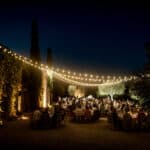 Un dîner en plein air romantique dans un domaine privé, illuminé par des guirlandes lumineuses, créant une ambiance élégante pour une célébration grandiose. Cette soirée, organisée par By Mademoiselle C, incarne l'essence d'un mariage de luxe en Provence, Côte d'Azur & Corsica. Les invités profitent d'un cadre unique, entouré de jardins luxuriants, pour un événement sur mesure. Ce grand événement est le reflet d'une organisation