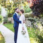 Un couple romantique s'embrassant dans un jardin luxuriant, symbolisant une cérémonie de mariage sur mesure. Cette scène évoque l'élégance d'un mariage de luxe en Provence, Côte d'Azur et Corse, avec des éléments de nature raffinés. La lumière douce du soleil illumine leur bonheur, parfait pour une célébration grandiose et unique. Les fleurs délicates et le cadre verdoyant créent une atmosphère idéale pour un événement exceptionnel, mettant en avant l'ex