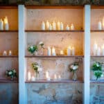 Élégante mise en scène d'une décoration de mariage dans un domaine privé en Provence, avec des bougies blanches scintillantes et des arrangements floraux raffinés. Cette ambiance romantique et sophistiquée est parfaite pour un grand événement, reflétant l'expertise de By Mademoiselle C en tant que wedding planner de luxe dans la Côte d'Azur et Corsica. Chaque détail, soigneusement organisé, contribue à créer un mariage sur mesure, promettant une célébr