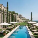 Un cadre idyllique pour un mariage de luxe en Provence, avec une piscine scintillante entourée de jardins verdoyants et de cyprès majestueux. Ce domaine privé est le lieu idéal pour une cérémonie romantique, offrant des vues imprenables sur les collines environnantes. Avec une organisation sur mesure, 'By Mademoiselle C' transforme chaque célébration en un événement unique, parfait pour une grand célébration ou un mariage de rêve. Les invités peuvent se détendre sous