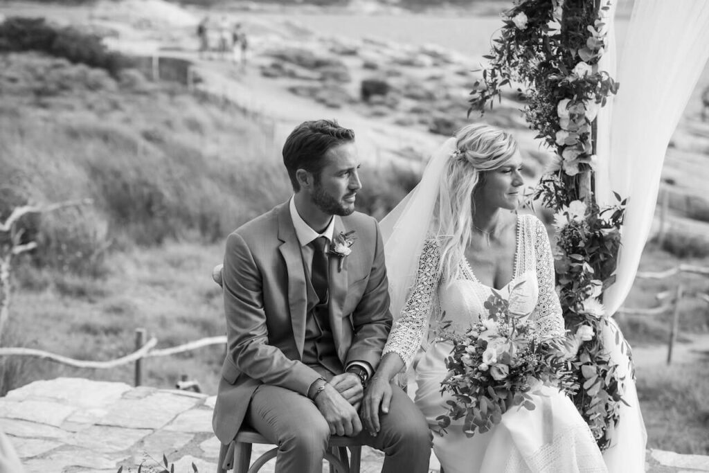 Une cérémonie romantique en plein air, capturant l'essence d'un mariage de luxe dans un cadre naturel exceptionnel. Le couple, entouré d'un décor élégant, symbolise l'amour et la sophistication, tandis que les paysages pittoresques de la Provence ajoutent une touche de magie à leur grand événement. Avec By Mademoiselle C, chaque détail de ce mariage sur mesure est soigneusement orchestré, faisant de cette célébration un moment inoubliable dans un domaine privé. Ce