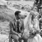 Une cérémonie romantique en plein air, capturant l'essence d'un mariage de luxe dans un cadre naturel exceptionnel. Le couple, entouré d'un décor élégant, symbolise l'amour et la sophistication, tandis que les paysages pittoresques de la Provence ajoutent une touche de magie à leur grand événement. Avec By Mademoiselle C, chaque détail de ce mariage sur mesure est soigneusement orchestré, faisant de cette célébration un moment inoubliable dans un domaine privé. Ce