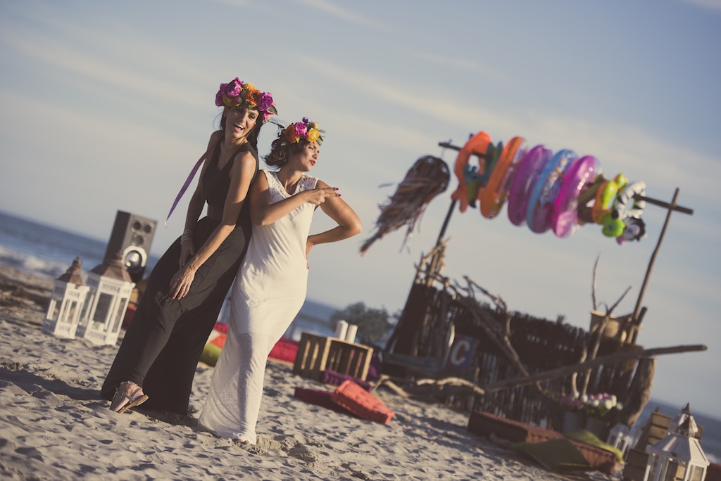 Célébrez votre rêve de mariage avec By Mademoiselle C, votre wedding planner de luxe en Provence, Côte d'Azur et Corse. Cette image capture l'atmosphère romantique et sophistiquée d'une célébration sur la plage, idéale pour un mariage unique. Les élégantes robes des mariées, ornées de fleurs colorées, évoquent une cérémonie grandiose dans un cadre idyllique. Imaginez un événement sur mesure, organisé dans un domaine privé, où chaque