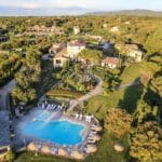 Un cadre idyllique pour un mariage de luxe, cette vue aérienne d'un domaine privé en Provence évoque une célébration romantique et élégante. Avec sa piscine scintillante et ses jardins soigneusement entretenus, cet espace est parfait pour une cérémonie grandiose. By Mademoiselle C excelle dans l'organisation de mariages sur mesure, transformant chaque événement en une expérience unique. Plongez dans un univers de raffinement et de sophistication pour votre rêve de mariage en Côte d