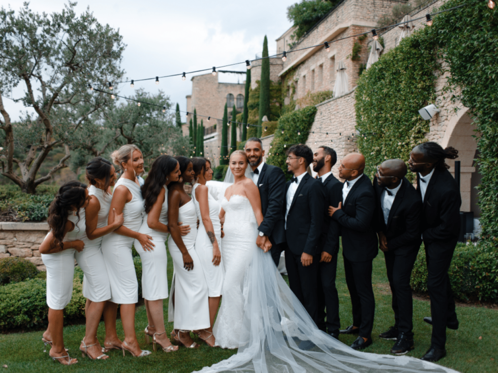 Élégante célébration d'un mariage de luxe dans un domaine privé en Provence, entourée de vignes et de jardins luxuriants. Ce moment romantique met en avant une organisation sur mesure pour un événement exceptionnel. Les invités, habillés avec soin, créent une atmosphère sophistiquée, parfaite pour un grand mariage sur la Côte d'Azur et en Corse.