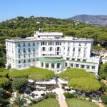 Un élégant hôtel, parfait pour un mariage romantique, niché au cœur d'un jardin luxuriant, représentant l'excellence des cérémonies sur la Côte d'Azur. 'By Mademoiselle C' se spécialise dans la planification de mariages de luxe et sur mesure dans des lieux exceptionnels comme celui-ci, offrant une expérience inoubliable pour une célébration grandiose. Avec une vue imprenable sur les montagnes environnantes, chaque détail de cet événement unique est soigne