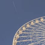 Roue de la fortune sur un ciel bleu, symbolisant l'élégance et le romantisme d'un mariage de luxe en Provence, Côte d'Azur et Corse. Parfaite pour une célébration grandiose, cette image évoque des événements sur mesure dans des lieux exceptionnels, créant une atmosphère sophistiquée pour un rêve de mariage. Les paysages environnants ajoutent une touche unique, idéale pour un événement privé inoubliable, orchestré avec soin par By Mademois