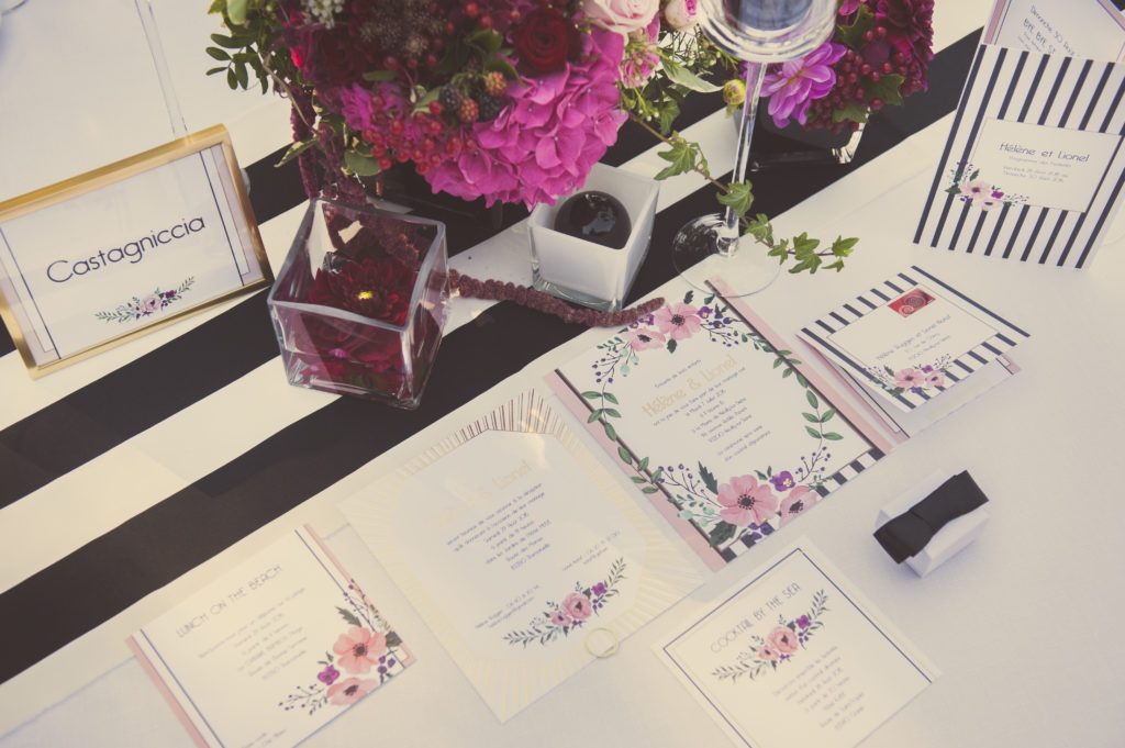 Une élégante table de mariage décorée avec des invitations sur mesure et des arrangements floraux raffinés, illustrant le savoir-faire de By Mademoiselle C, wedding planner en Provence, Côte d'Azur et Corse. Cette mise en scène sophistiquée évoque une cérémonie romantique dans un domaine privé, idéale pour une célébration grandiose. Les détails floraux et les éléments personnalisés témoignent d'un événement unique, conçu pour créer un rêve inoubliable et mémorable.