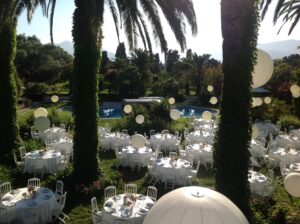 Un cadre idyllique pour un mariage de luxe, mettant en valeur une réception dans un jardin verdoyant en Provence. Les tables élégamment dressées entourées de palmiers créent une ambiance romantique, parfaite pour une célébration grandiose. Ce lieu exceptionnel, avec sa piscine scintillante en arrière-plan, est idéal pour un événement sur mesure, promettant une expérience inoubliable. Avec des détails raffinés et une organisation sur mesure, 'By Mademoiselle C' transforme chaque