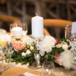 Table élégamment dressée pour un mariage de luxe, ornée de fleurs délicates et de bougies, créant une atmosphère romantique. Cet événement sur mesure, organisé par By Mademoiselle C, se déroule dans un cadre idyllique en Provence, mettant en valeur des lieux exceptionnels pour une célébration grandiose. La décoration raffinée et les détails soignés promettent une expérience inoubliable pour un rêve de mariage dans un domaine privé. Un véritable événement unique,