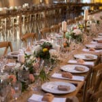 Une table élégamment dressée pour un grand événement, mettant en avant un décor romantique et sophistiqué. Ce cadre parfait pour un mariage de luxe en Provence, Côte d'Azur ou Corse souligne l'expertise de By Mademoiselle C dans l'organisation de célébrations sur mesure. Les centres de table floraux et les bougies créent une atmosphère intime, idéale pour une cérémonie exceptionnelle dans un domaine privé. Chaque détail est pensé pour offrir une expérience inoubliable, transformant