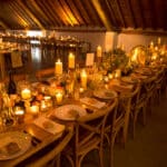 Une somptueuse table de réception éclairée par des bougies, mettant en valeur un cadre romantique et élégant pour un grand événement. Ce cadre idyllique illustre parfaitement l'expertise de By Mademoiselle C en tant que planificateur de mariage de luxe en Provence, Côte d'Azur et Corse. Avec des éléments de décoration uniques et une atmosphère chaleureuse, chaque détail est soigneusement conçu pour créer une célébration sur mesure, transformant ce lieu privé en un domaine