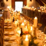 Table élégamment dressée pour une cérémonie de mariage romantique, illuminée par des bougies scintillantes, dans un domaine privé en Provence. Cette scène évoque une célébration grandiose et un événement unique, parfaitement orchestré par By Mademoiselle C, le spécialiste du mariage sur mesure. Les détails raffinés et l'atmosphère sophistiquée font de cet endroit un cadre idéal pour un mariage de luxe sur la Côte d'Azur ou en Corse, créant ainsi un