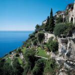 Un cadre idyllique pour une cérémonie de luxe, surplombant la mer Méditerranée, idéal pour un mariage romantique. Ce jardin paysager, situé dans un domaine privé, est parfait pour une célébration grandiose, alliant élégance et sophistication. 'By Mademoiselle C' excelle dans l'organisation sur mesure d'événements uniques, transformant chaque moment en un rêve inoubliable. Les vues imprenables et l'atmosphère sereine en