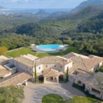 Une vue aérienne d'un domaine privé en Provence, idéal pour une cérémonie de mariage romantique. Cet emplacement exceptionnel offre une atmosphère élégante et sophistiquée, parfaite pour un grand événement. La piscine scintillante et les paysages verdoyants créent le cadre idéal pour un mariage de luxe sur mesure. By Mademoiselle C excelle dans l'organisation de célébrations uniques, transformant chaque moment en un rêve inoubliable dans le sud de la France, que ce soit pour