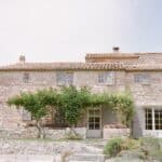 Maison en pierre élégante entourée de verdure, parfaite pour un mariage romantique en Provence. Ce domaine privé offre un cadre sophistiqué pour une cérémonie grandiose, idéale pour une célébration unique. Avec ses jardins luxuriants et son atmosphère paisible, c'est l'endroit rêvé pour une organisation sur mesure d'un mariage de luxe. By Mademoiselle C transforme chaque événement en une expérience inoubliable, faisant de chaque détail un reflet de l'amour et de l'él