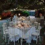 Une élégante mise en scène de dîner en plein air, mettant en avant l'expertise de 'By Mademoiselle C' en tant que Wedding Planner en Provence, Côte d'Azur & Corsica. Les tables magnifiquement dressées, sous un ciel étoilé scintillant, créent une atmosphère romantique pour une célébration grandiose. Ce cadre exceptionnel, entouré de verdure, évoque un mariage sur mesure, où chaque détail est soigneusement orchestré pour offrir une