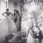 Mariage romantique et élégant, mettant en scène une mariée dans une robe de luxe, entourée de ses demoiselles d'honneur. Ce moment intime capture l'essence d'une organisation de mariage sur mesure, idéale pour un grand événement. Le cadre raffiné et la lumière douce évoquent une ambiance sophistiquée, parfaite pour un mariage de rêve en Provence, Côte d'Azur ou Corse. Les détails délicats et l'atmosphère chaleureuse soulignent l'expertise de