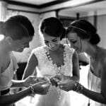 Un moment intime et joyeux avant un mariage de luxe, avec la mariée entourée de ses amies, chacune souriante et élégante. Ce mariage sur mesure, organisé par By Mademoiselle C, promet une cérémonie grandiose en Provence, Côte d'Azur et Corse. L'atmosphère romantique et sophistiquée est renforcée par des détails raffinés, reflétant l'expertise de la marque dans la création d'événements uniques et mémorables.