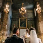 Mariage romantique dans une église élégante, mettant en valeur le savoir-faire de By Mademoiselle C, wedding planner en Provence, Côte d'Azur et Corse. Cette cérémonie grandiose, entourée de chandeliers scintillants et de fresques historiques, illustre l'organisation sur mesure d'un événement unique. Un cadre raffiné pour un rêve de mariage, où chaque détail est pensé pour créer une célébration exceptionnelle. Les couples peuvent s'imaginer échanger leurs v