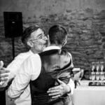 Un moment émouvant lors d'un mariage dans un domaine privé en Provence, où un père et son fils partagent une danse touchante. Cette célébration de luxe, organisée par By Mademoiselle C, incarne l'essence d'un mariage sur mesure, alliant élégance et romantisme. Entourés de murs en pierre, l'atmosphère sophistiquée de cet événement unique met en valeur des éléments de fête grandiose, créant des souvenirs inoubliables