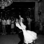 Danse romantique lors d'une célébration de mariage luxueux organisée par By Mademoiselle C, mettant en valeur un couple heureux au milieu d'invités captivés. Ce moment unique dans un cadre élégant illustre l'expertise de la marque en matière de planification de mariages sur mesure en Provence, Côte d'Azur et Corse. La décoration raffinée et l'atmosphère chaleureuse créent une expérience de grand événement, transformant ce rêve de mariage en réalité.