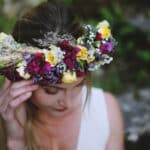 Une magnifique couronne de fleurs, symbole d'une cérémonie de mariage romantique et élégante, parfaite pour un mariage de luxe en Provence, Côte d'Azur et Corse. Cette image évoque une ambiance sophistiquée, idéale pour un événement sur mesure, où chaque détail contribue à une célébration grandiose. Les fleurs colorées et naturelles complètent l'atmosphère d'un domaine privé, créant un cadre exceptionnel pour un rêve de mariage. 'By Mademoiselle C' exc