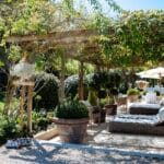 Un cadre élégant et romantique pour un mariage de luxe en Provence, avec des espaces de détente raffinés, entourés de verdure et d'exceptionnels jardins. La pergola ombragée crée une atmosphère sophistiquée, parfaite pour une célébration grandiose. Cet emplacement, idéal pour un événement sur mesure, évoque un rêve de mariage dans un domaine privé, offrant une expérience inoubliable pour une cérémonie unique. By Mademoiselle C excelle dans l'organisation de