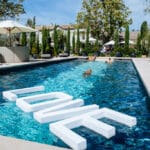 Piscine élégante d'une propriété privée en Provence, idéale pour une célébration de luxe. Cet espace raffiné, entouré de verdure et de palmiers, crée une atmosphère romantique pour un mariage sur mesure. La vue sur le jardin et le ciel bleu évoque un cadre parfait pour un grand événement, faisant de cet endroit un choix exceptionnel pour un mariage dans le Sud de la France. By Mademoiselle C organise des cérémonies grandioses dans des lieux uniques