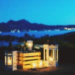 Un cadre romantique et élégant, parfait pour une cérémonie de mariage de luxe en Provence, Côte d'Azur et Corse. Les lanternes illuminées créent une ambiance douce et intime, idéale pour un événement sur mesure. Ce lieu exceptionnel, entouré de montagnes et de vues sur la mer, est parfait pour une célébration grandiose ou un mariage de rêve. By Mademoiselle C se spécialise dans l'organisation de mariages uniques et personnalisés dans des domaines privés, garantissant