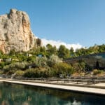 Un cadre idyllique pour un mariage de luxe, cette magnifique propriété privée en Provence offre un environnement romantique et sophistiqué. Avec des vues imprenables sur les montagnes et des jardins luxuriants, cet espace est parfait pour une célébration grandiose. La planification sur mesure de By Mademoiselle C garantit un événement exceptionnel, idéal pour une cérémonie de rêve dans un domaine privé. Transformez votre mariage en une occasion unique et mémorable, entouré de la beauté naturelle de la Côte