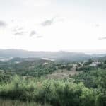 Vue panoramique d'un paysage pittoresque en Provence, mettant en avant un domaine privé idéal pour un mariage de luxe. L'atmosphère romantique et élégante de cet endroit en fait le cadre parfait pour une cérémonie grandiose. Ce lieu exceptionnel, entouré de collines verdoyantes et de vignobles, est parfait pour une célébration sur mesure, offrant une expérience de mariage unique. Avec ses vues imprenables, il invite à un événement mémorable, idéal pour un