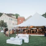 Un mariage de luxe organisé par By Mademoiselle C dans un domaine privé en Provence, offrant une atmosphère romantique et élégante. La tente raffinée accueille un grand banquet, entouré de paysages pittoresques et verdoyants, créant un cadre parfait pour une célébration grandiose. Ce lieu exceptionnel est idéal pour un événement sur mesure, transformant chaque moment en un rêve inoubliable. La combinaison de l'élégance des installations et de la beauté naturelle fait de