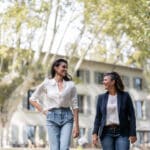 Deux planificatrices de mariage élégantes se promènent dans un domaine privé en Provence, entourées de grandes platanes. Leur sourire reflète l'atmosphère romantique et sophistiquée d'une cérémonie de luxe. En tant que spécialistes du mariage sur mesure, elles créent des célébrations uniques dans des lieux exceptionnels de la Côte d'Azur et de la Corse. Avec leur expertise, chaque événement devient une fête grandiose, transformant les rêves en réalités inoub