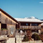 Un cadre enchanteur pour un mariage de luxe à l’Alpagas de Megève, parfait pour une célébration romantique. Ce domaine privé, entouré de montagnes majestueuses, offre des lieux exceptionnels pour une cérémonie grandiose. Avec By Mademoiselle C, chaque détail de votre événement sur mesure est soigneusement organisé pour créer une expérience inoubliable. Imaginez un mariage bespoke, où l'élégance et la sophistication se rencontrent, transformant votre rêve en