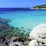 Plage idyllique en Corse, offrant un cadre romantique et sophistiqué pour un mariage de luxe. Ce lieu exceptionnel, avec ses eaux cristallines et ses rochers majestueux, est parfait pour une cérémonie grandiose. By Mademoiselle C, spécialiste des mariages sur mesure, transforme ce paysage en un événement unique, alliant élégance et beauté naturelle pour une célébration inoubliable.