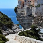 Un chemin pittoresque menant à un domaine privé surplombant la mer Méditerranée, idéal pour une cérémonie de mariage romantique. Ce cadre exceptionnel, avec ses vues imprenables et son ambiance élégante, incarne le luxe et le raffinement des célébrations sur la Côte d'Azur et en Corse. Parfait pour une célébration grandiose, cet endroit unique est le choix idéal pour une organisation sur mesure, faisant de chaque mariage un événement inoubliable.