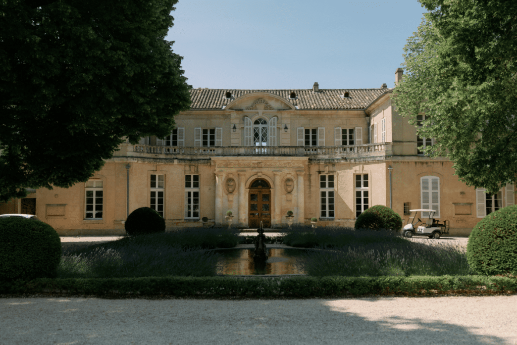 Un magnifique domaine privé en Provence, parfait pour une cérémonie de mariage romantique et luxueuse. Avec ses jardins élégants et sa vue sur les montagnes, cet endroit offre un cadre idéal pour une célébration grandiose. By Mademoiselle C organise des événements sur mesure, créant des souvenirs inoubliables pour un mariage de rêve sur la Côte d'Azur et en Corse.