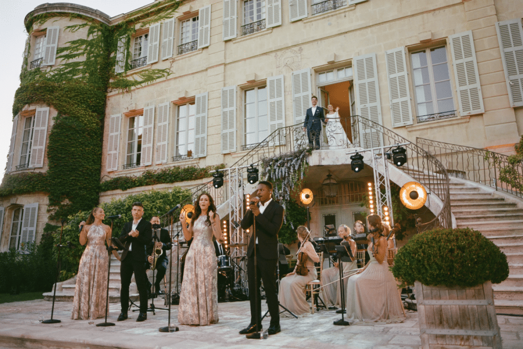 Célébrez un mariage de luxe dans un cadre romantique, avec un orchestre en direct devant une magnifique demeure provençale. 'By Mademoiselle C' organise des événements sur mesure, créant des cérémonies grandioses dans des lieux d'exception. Offrez-vous une célébration unique et élégante au cœur de la Côte d'Azur ou de la Corse pour un rêve devenu réalité.