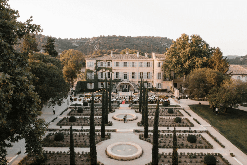 Un cadre romantique et élégant pour un mariage de luxe à By Mademoiselle C, dans un domaine privé en Provence. Les invités profitent d'une cérémonie sur mesure entourée de jardins soigneusement entretenus et d'une vue imprenable sur les montagnes. Un événement unique pour célébrer un grand amour dans un lieu d'exception, idéal pour un mariage sur mesure en Côte d'Azur et en Corse.