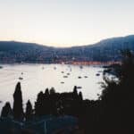 Vue romantique sur la Côte d'Azur, idéale pour un mariage de luxe. Ce panorama enchanteur, avec ses yachts voguant paisiblement sur l'eau, évoque une célébration grandiose dans un cadre exceptionnel. En tant que wedding planner en Provence, Côte d'Azur et Corse, 'By Mademoiselle C' se spécialise dans l'organisation de mariages sur mesure, transformant chaque événement en une expérience unique. Imaginez un grand mariage dans un domaine privé