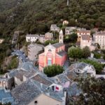 Un panorama romantique d'un village pittoresque en Corse, idéal pour une célébration de mariage de luxe. Ce cadre élégant, entouré de collines verdoyantes et de maisons traditionnelles, offre un lieu exceptionnel pour un mariage sur mesure. Avec ses ruelles charmantes et son atmosphère sophistiquée, cet emplacement est parfait pour un grand événement, un mariage romantique ou une cérémonie grandiose. By Mademoiselle C se spécialise dans l'organisation de mariages uniques