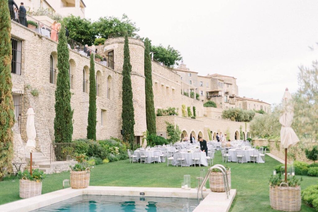 Un élégant domaine privé en Provence, idéal pour un mariage de luxe, avec une vue imprenable sur les montagnes. Ce cadre romantique et sophistiqué, agrémenté de tables soigneusement dressées, crée une atmosphère parfaite pour une cérémonie grandiose. En tant que planificateur de mariage à la Côte d'Azur et en Corse, By Mademoiselle C organise des événements sur mesure, garantissant une célébration unique et inoubliable dans des lieux exceptionnels. Transformez