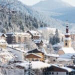 Village pittoresque sous la neige, parfait pour un mariage romantique. 'By Mademoiselle C' propose des célébrations de luxe dans des lieux exceptionnels, alliant élégance et sophistication. Imaginez une cérémonie grandiose dans un domaine privé, entouré de montagnes majestueuses. Chaque détail est soigneusement conçu pour créer un événement sur mesure, garantissant une expérience inoubliable pour votre rêve de mariage en Provence, Côte d'Azur et Corse.