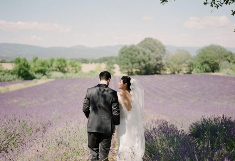 Une élégante cérémonie de mariage dans un champ de lavande en Provence, mettant en avant le savoir-faire de By Mademoiselle C. Ce moment romantique illustre une célébration grandiose, où chaque détail est soigneusement orchestré pour créer un événement unique. Le cadre enchanteur, avec ses paysages de lavande, évoque une atmosphère sophistiquée, parfaite pour un mariage sur mesure dans un domaine privé. Une expérience de mariage de luxe qui transforme chaque moment en un